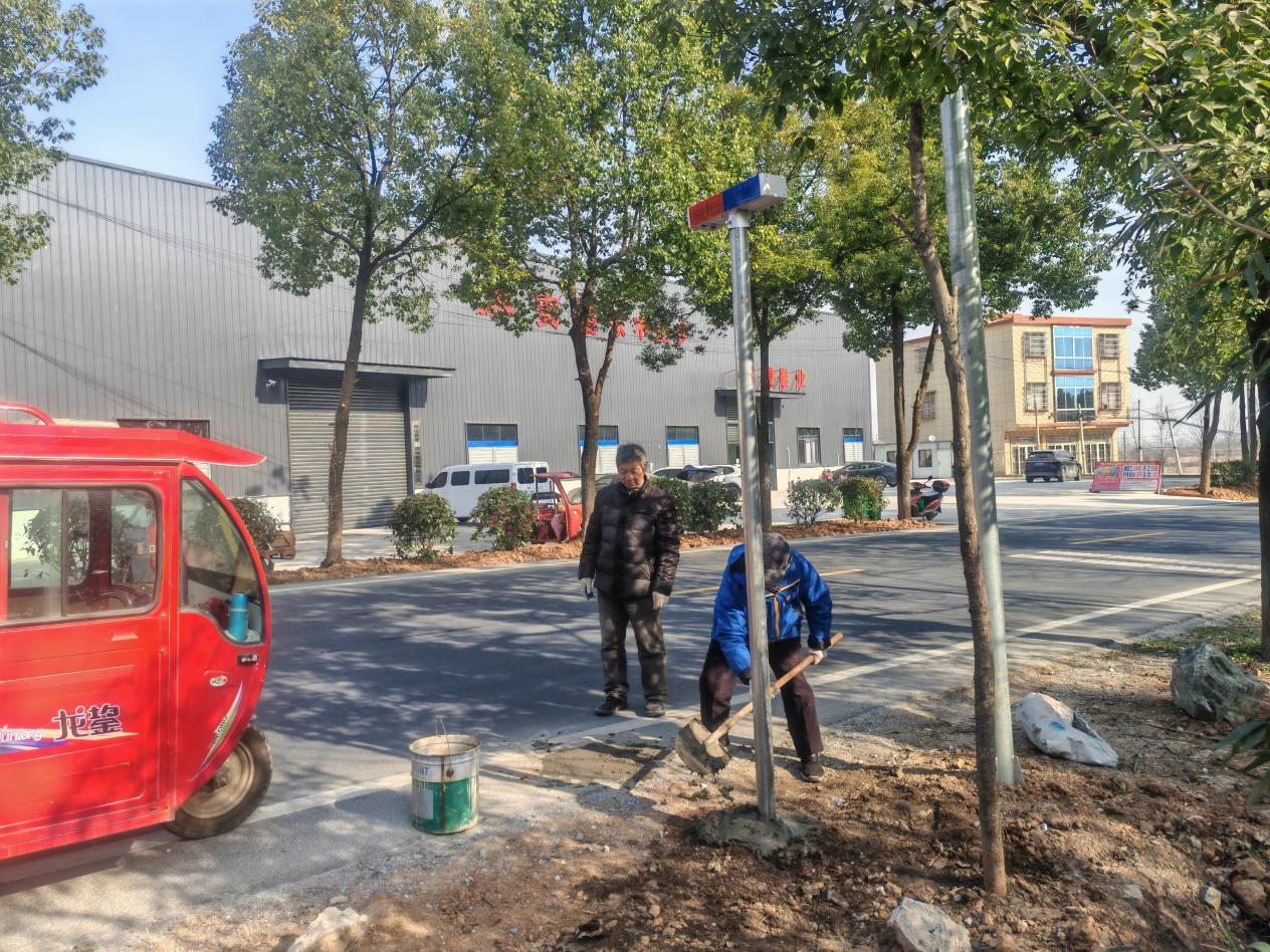 河南罗陈：安装交通警示灯 优化营商护民生